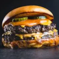 دو همکار جهت کار در فست فود