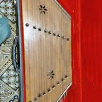 یک عدد سنتور و یک عدد سه تار موسیقی