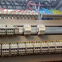 استخدام نیروی فنی و نگهداری