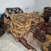 فرش و بخاری و یک دست مبل و پشتی کارکرده