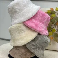 شال پاییزه و‌کلاه|لباس|تربت جام, شهید مدرس|دیوار