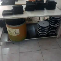 میز کنار چرخ و یک عدد چرخ لباس دوزی