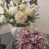 دوتا گلدان گل مصنوعی بهمراه یک گلدان تزیینی نوی نو|گل مصنوعی|تربت‌حیدریه, شهرک ولیعصر|دیوار