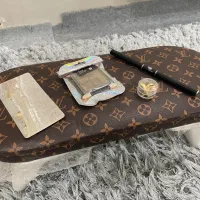 وسایل ناخن و میز زیر دست ناخن