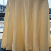 میزخاطره با پارچه کرم.