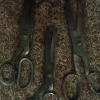 قیچی قدیمی وچراغ پرویز قدیمی