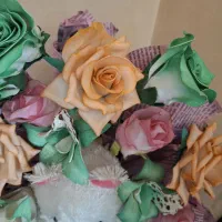 گلدان مناسب کاد و کاملا نو هستش جنس گل  فوم