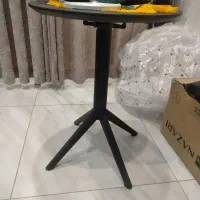 یک عدد میز تاشو گرد جنس خوب رنگ مشکی