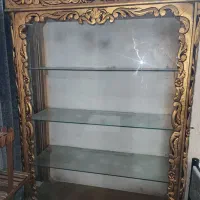 گنجه شیشه‌ای کلاسیک با قاب طلایی منبت‌کاری