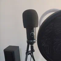 میکروفون  به همراه پایه