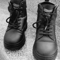 یک جفت پوتین چرم استفاده نشد و یک جفت کفش کتونی|کیف، کفش، کمربند|کوهدشت, |دیوار