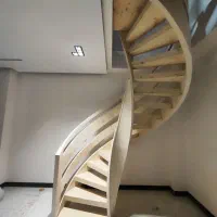 اجرای  پله گرد چوبی