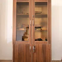کتابخانه و میز تلوزیون
