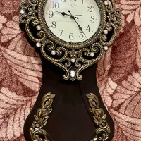 ساعت دیواری و تلفن ثابت