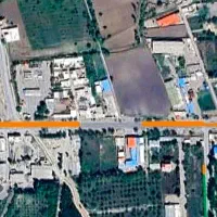 یک باب کارگاه بر جاده دریا نزدیک به شهر