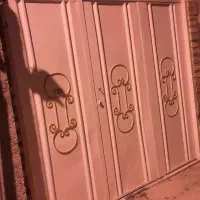 درب حیاط رنگ شده