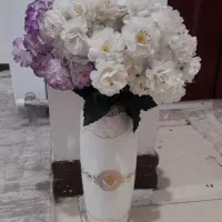 گل مصنوعی و گلدان رومیزی