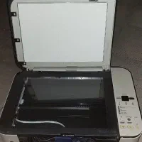 تعدادی اسپیکر، پرینتر و دستگاه گیرنده و ps