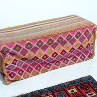 یک جفت کاناپه سنتی