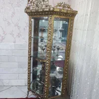 ویترین برنزی و میز شماور فوق‌العاده تمیز
