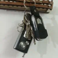 دو عدد ریموت و چندتا کلید