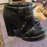 یک جفت کفش زنانه سایز ۴۰