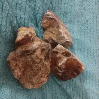 سه و چهار عدد سنگ ارزشی زیبا نور ازشون رد میشه 150