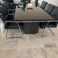 فروشنده و خریدار لوازم اداریمیز صندلی‌ اداری