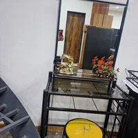 میز ب همراه اینه ترک میباشد
