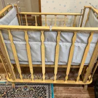 تخت گهوار کنار مادر