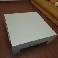 میز سفید وسط مبل کاملا نو