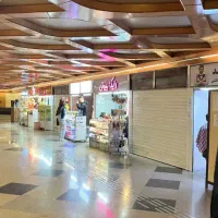 فروشنده پاره وقت، داخل ایستگاه مترو