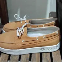 تعدادی کفش و پوتین (نیم بوت ) زنانه