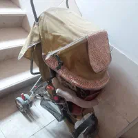 کالسکه عصایی و آغوشی مادر