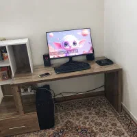 میز کامپیوتر و کتابخانه