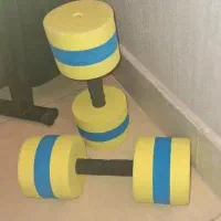 یک جفت دمبل ورزش در آب