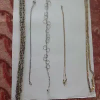 چند عدد گردنبند و یک پا بند