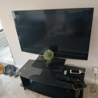 تلوزیون سامسونگ با میز ۴تومن خط سیاه سمت راست