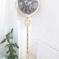 ساعت کنارسالنی ایستاده