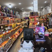 فروشنده خانوم در فروشگاه