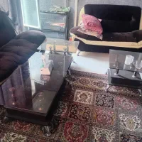 یک عدد تخت و آینه دراور و یک دست مبل