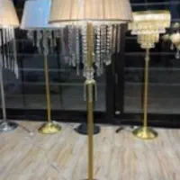 آباژور ایستاده کنار سالنی