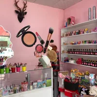 به یک نیروی خانم جهت کار در عطرو آرایشی نیازمندیم