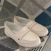 تعدادی کیف و کفش