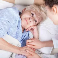 پرستار شبانه روزی برای سالمند