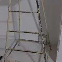 چهارپایه فلزی