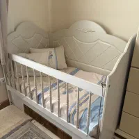 کمد با تخت نوزادی همراه تشک درحد نو مناسب سیسمونی