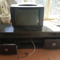 تلوزیون و میز و دیجیتال