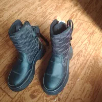 یک جفت کفش نیم بوت