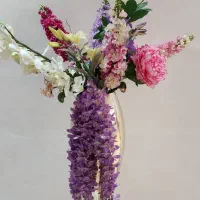 گلدان و گل مصنوعی